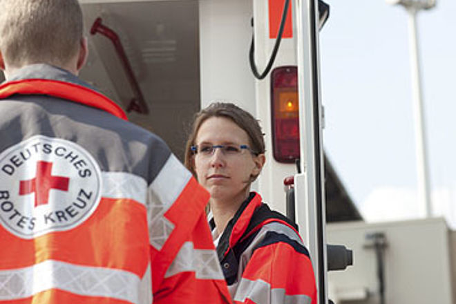 Jan-Christoph Raschke (von links), Lars Lennart Egge und Christian Wolff gehören zum Team der 15 Rettungsassistenten und acht Rettungssanitäter, die am Wochenende fürs Deutsche Rote Kreuz in Wedel Dienst tun. Foto: Jörg Frenzel