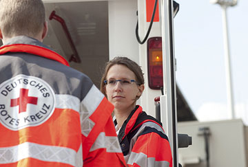 Jan-Christoph Raschke (von links), Lars Lennart Egge und Christian Wolff gehören zum Team der 15 Rettungsassistenten und acht Rettungssanitäter, die am Wochenende fürs Deutsche Rote Kreuz in Wedel Dienst tun. Foto: Jörg Frenzel